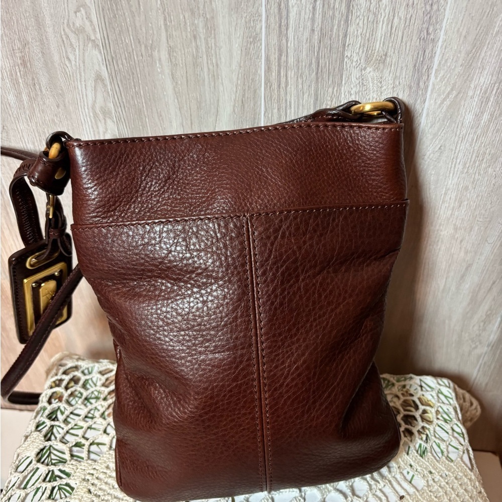 B. Makowsky Elegant Brown Pebbled Leather Crossbody Bag with Gold Details - Picture 4 of 11